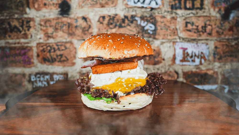 Drei-Käse-Hoch Burger